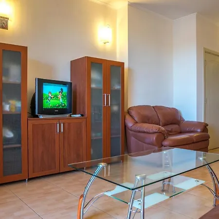 Апартамент Plaza 1 Bedroom 63 M